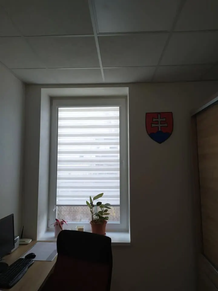 Duo roló egy iroda ablakán