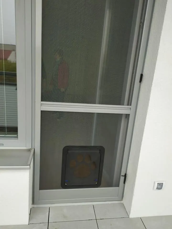 Szúnyoghálós ajtó kisállatajtóval