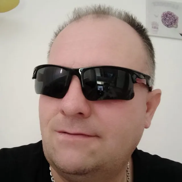 Miro fekete napszemüvegben és fekete pólóban